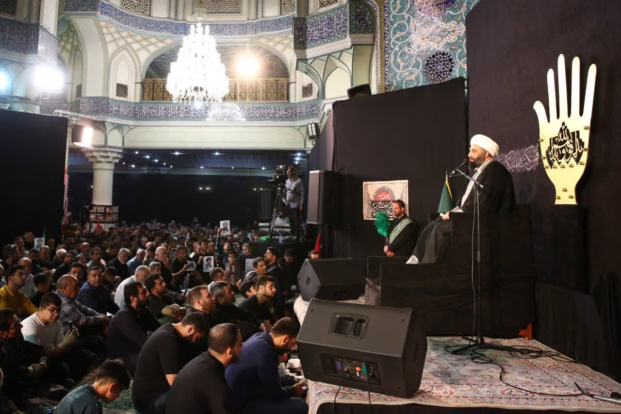 فرماندهان شیعه، همواره خود در وسط میدان و معرکه خطر بوده‌اند/ خون رهبر شهید با هیچ انتقامی جبران نمی‌شود
