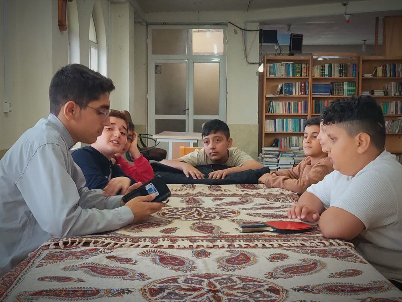 رقابت رفاقتی زیر سقف مسجد؛ از فوتبال‌دستی تا تلاوت قرآن در کانون «ضیافت» بروجن