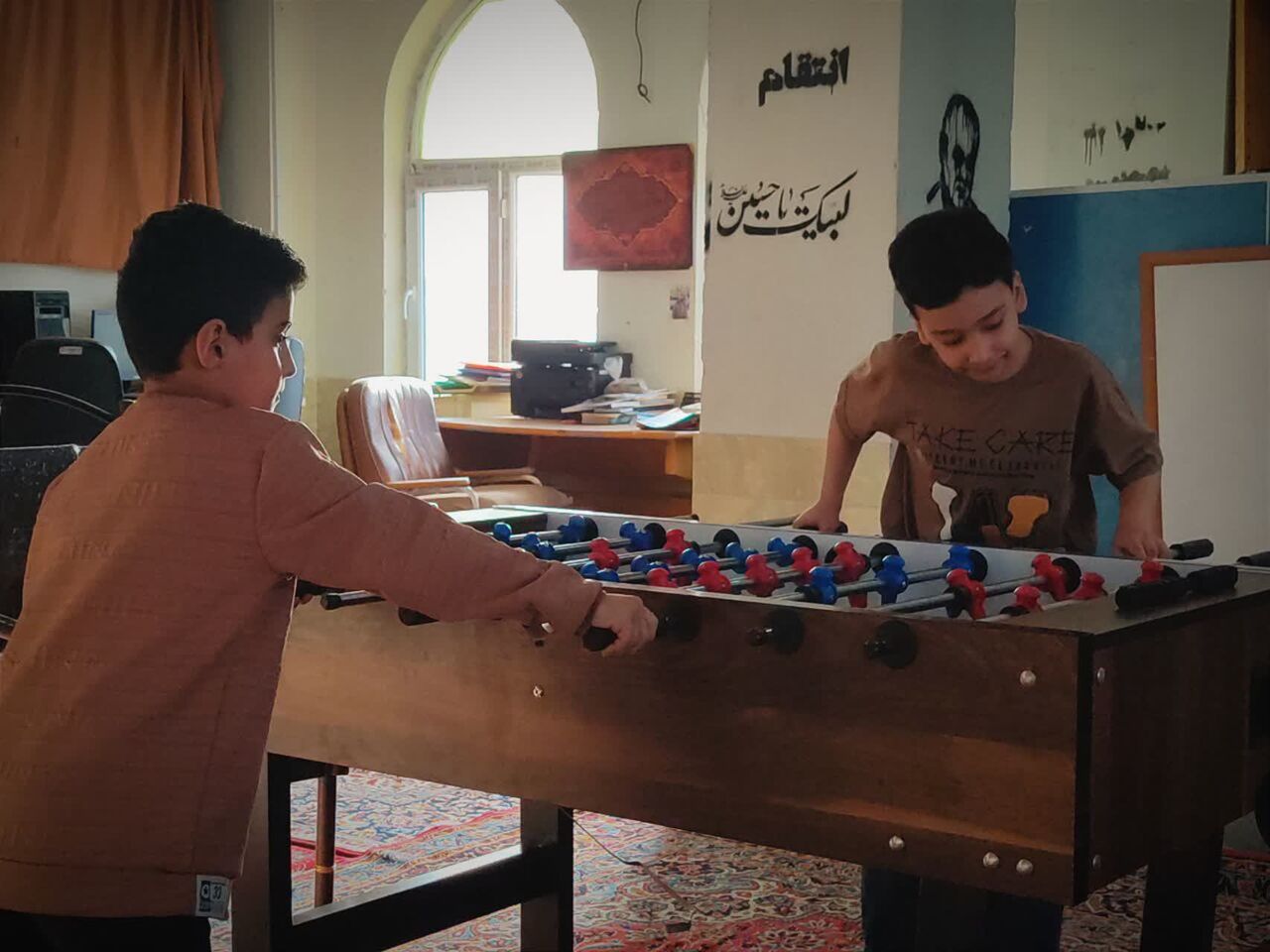 رقابت رفاقتی زیر سقف مسجد؛ از فوتبالدستی تا تلاوت قرآن در کانون «ضیافت» بروجن