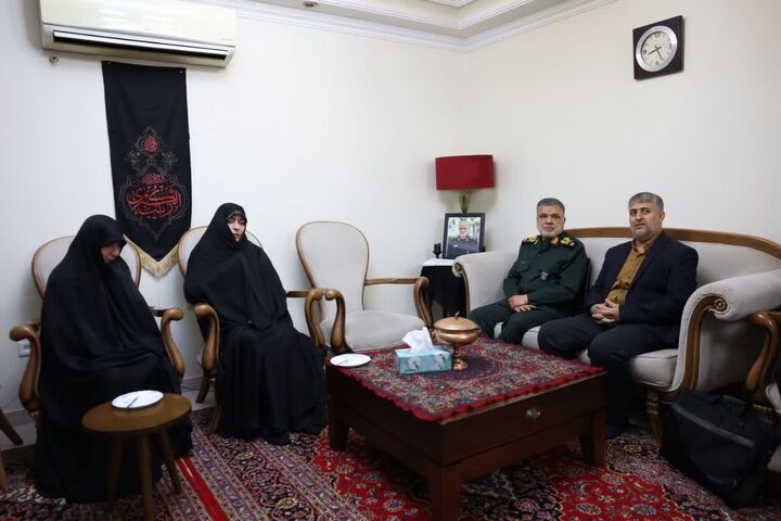 دیدار معاون هماهنگ‌کننده نیروی زمینی سپاه با خانواده شهید ابراهیم‌زاد
