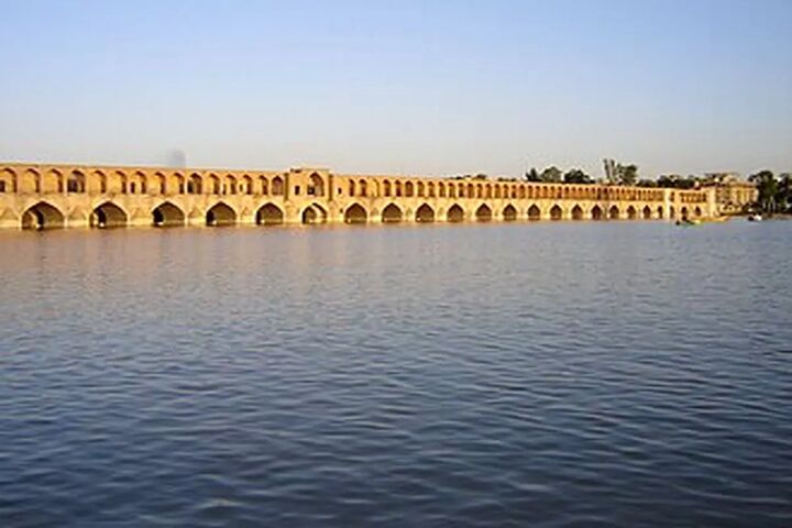 جریان رودخانه زاینده رود بر گردشگری اصفهان تاثیر می‌گذارد