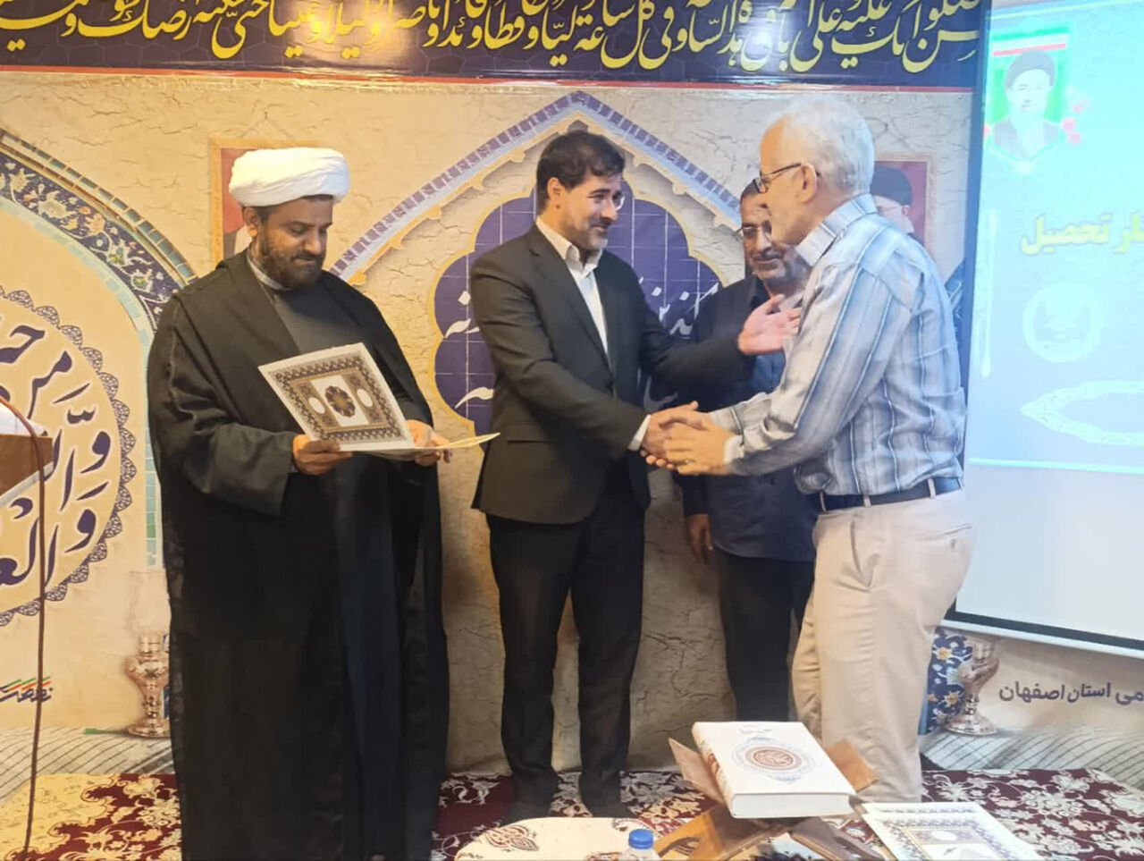 تجلیل از حافظان برگزیده قرآن و مدیران مراکز «حفظ در کنار تحصیل» اصفهان