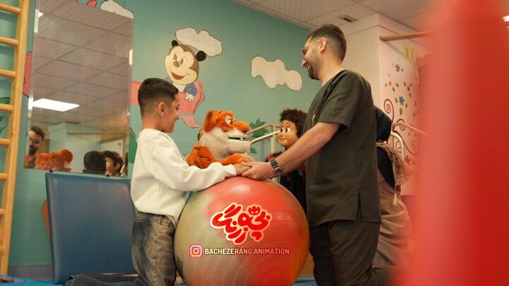 دیدار بچه‌زرنگ و ببری با کودکان در یک مرکز توانبخشی