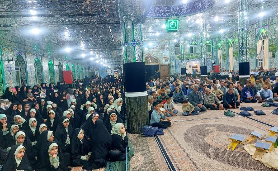 طنین کلام وحی در بادرود؛ محفل انس با قرآن کریم در دهه امامت و ولایت برگزار شد