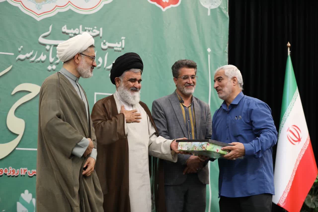 تربیت نسل جدید ستایشگران اهل‌بیت(ع) در کاشان؛ مدرسه مداحی با جذب ۲۹۷ استعداد آغاز به کار کرد