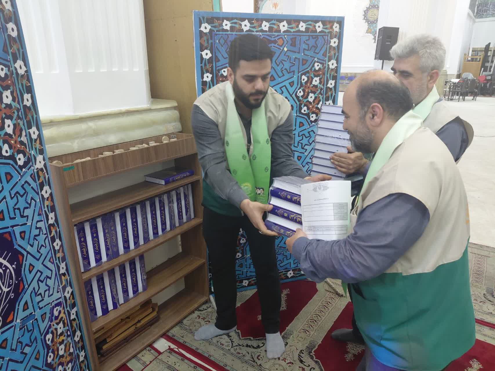 اهدای ۵۶۰جلد قرآن کریم به مساجد هتک حرمتشده رشت