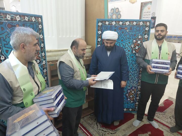 اهدای ۵۶۰جلد قرآن کریم به مساجد هتک حرمت‌شده رشت