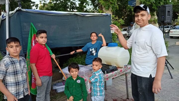 حضور آگاهانه نسل مسجدی در عید غدیر؛ میزبانی «نسل ظهور» در ایستگاه صلواتی بقیه‌الله زاغرم