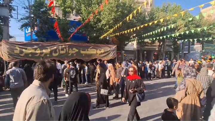 فعالیت موکب جوانان بروجرد در راهپیمایی عید غدیر