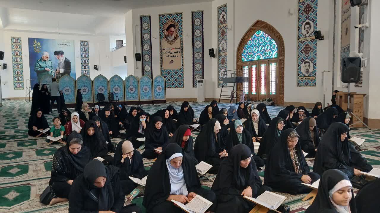محفل انس با قرآن در جوار بقعه احمد بن اسحاق(ره) سرپل‌ذهاب برگزار شد