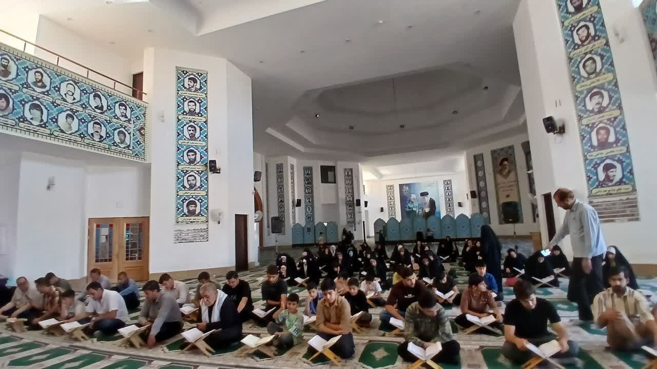 محفل انس با قرآن در جوار بقعه احمد بن اسحاق(ره) سرپلذهاب برگزار شد