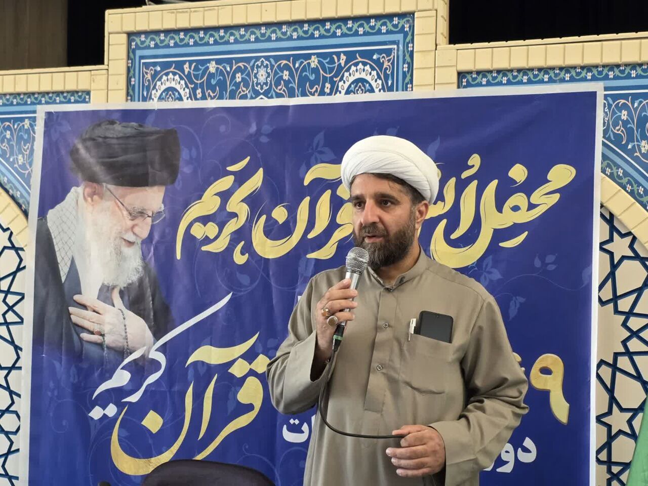 محفل انس با قرآن در جوار بقعه احمد بن اسحاق(ره) سرپل‌ذهاب برگزار شد
