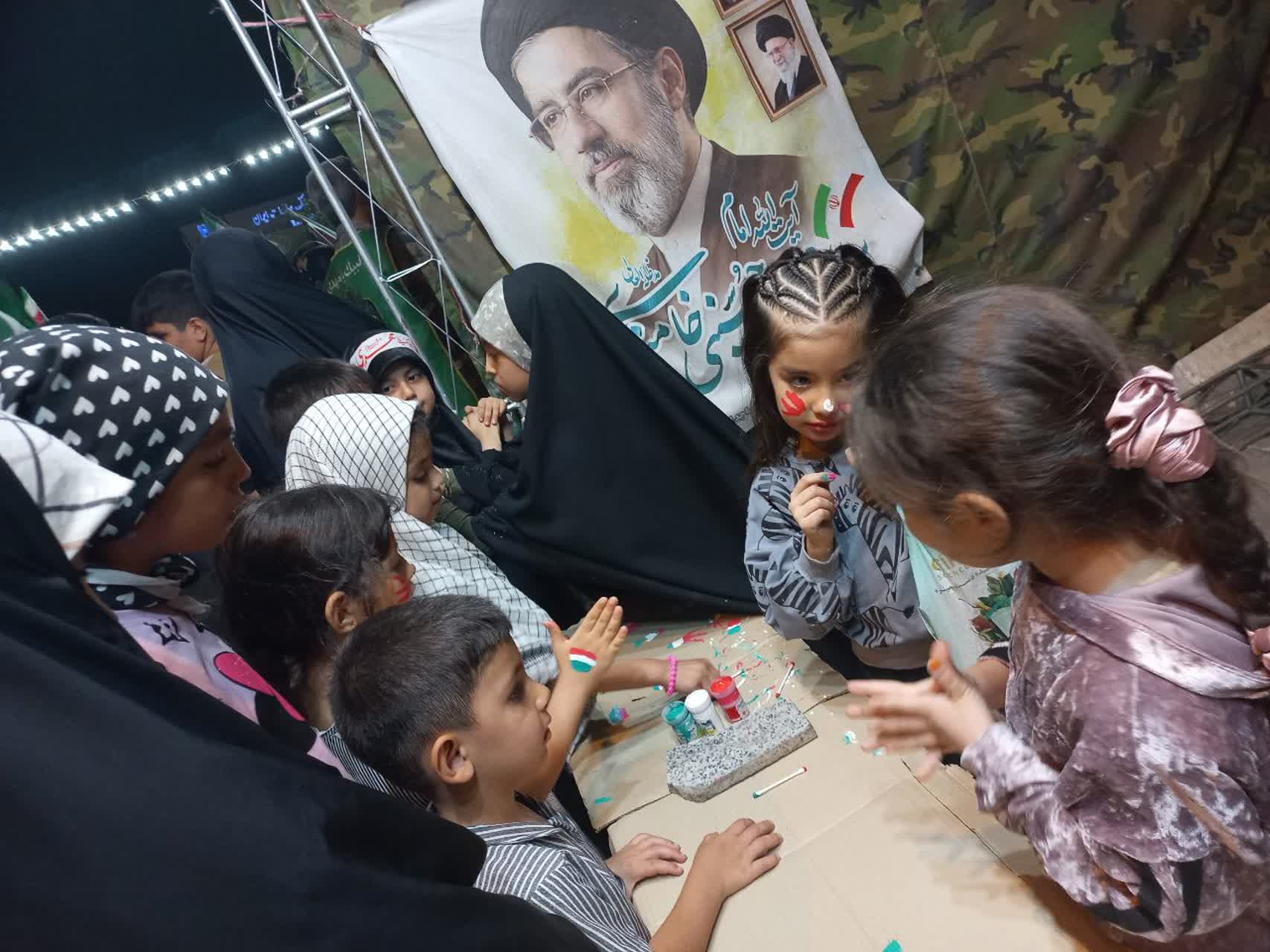 شب هایی سرشار از هنر و همدلی در موکب کانون فرهنگی هنری ارغوان؛ از اجرای سرود تا برپایی غرفه واسطین خیر
