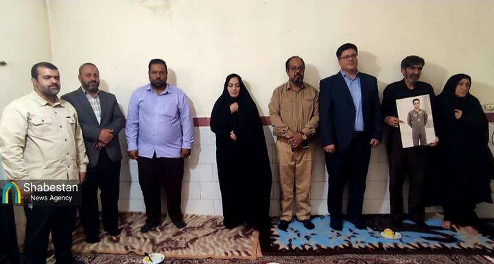 تجلیل ستاد کانون‌های مساجد استان کرمان از خانواده شهیدی که حماسه او پای لانچر ماندگار شد