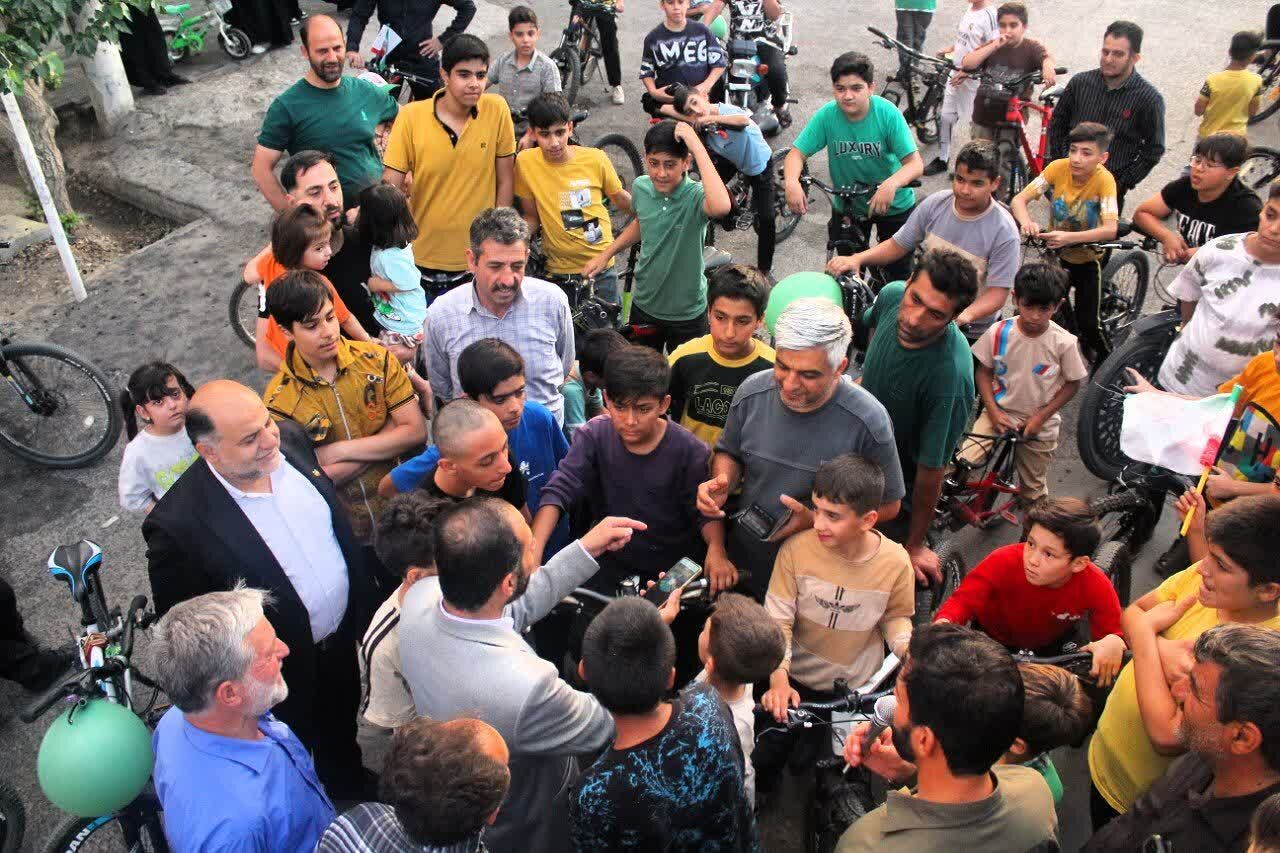 هم‌رکابان ولایت در کاشان؛ دوچرخه‌سواری پدر و پسری به یاد شهدای ورزشکار