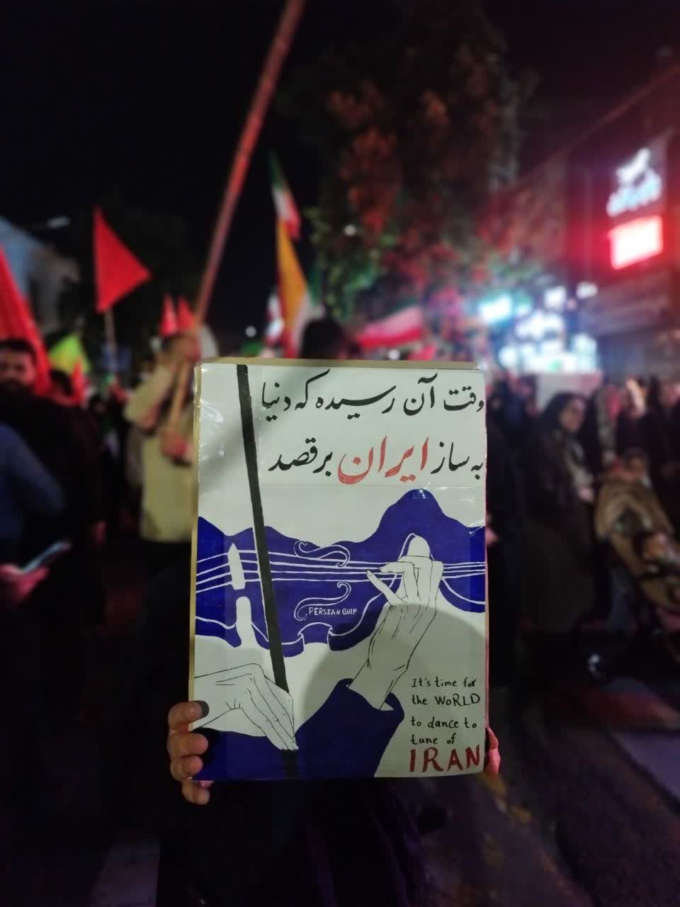نجوایِ بیداری بر تنِ کاغذ؛ پلاکارد به مثابه رسانه‌ای در شب های اقتدار