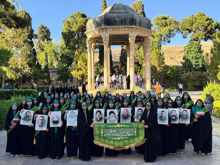 طنین کلام وحی در سومین حرم اهل بیت (ع)؛ تجلیل از ۷۰ حافظ کل قرآن در شیراز