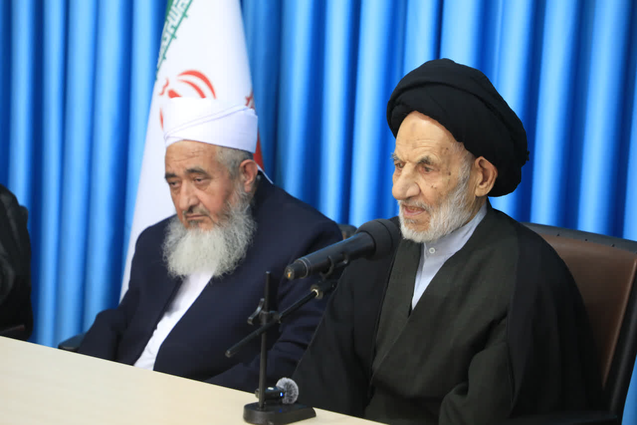 وحدت مسلمانان راه مقابله با توطئههای استکبار جهانی است