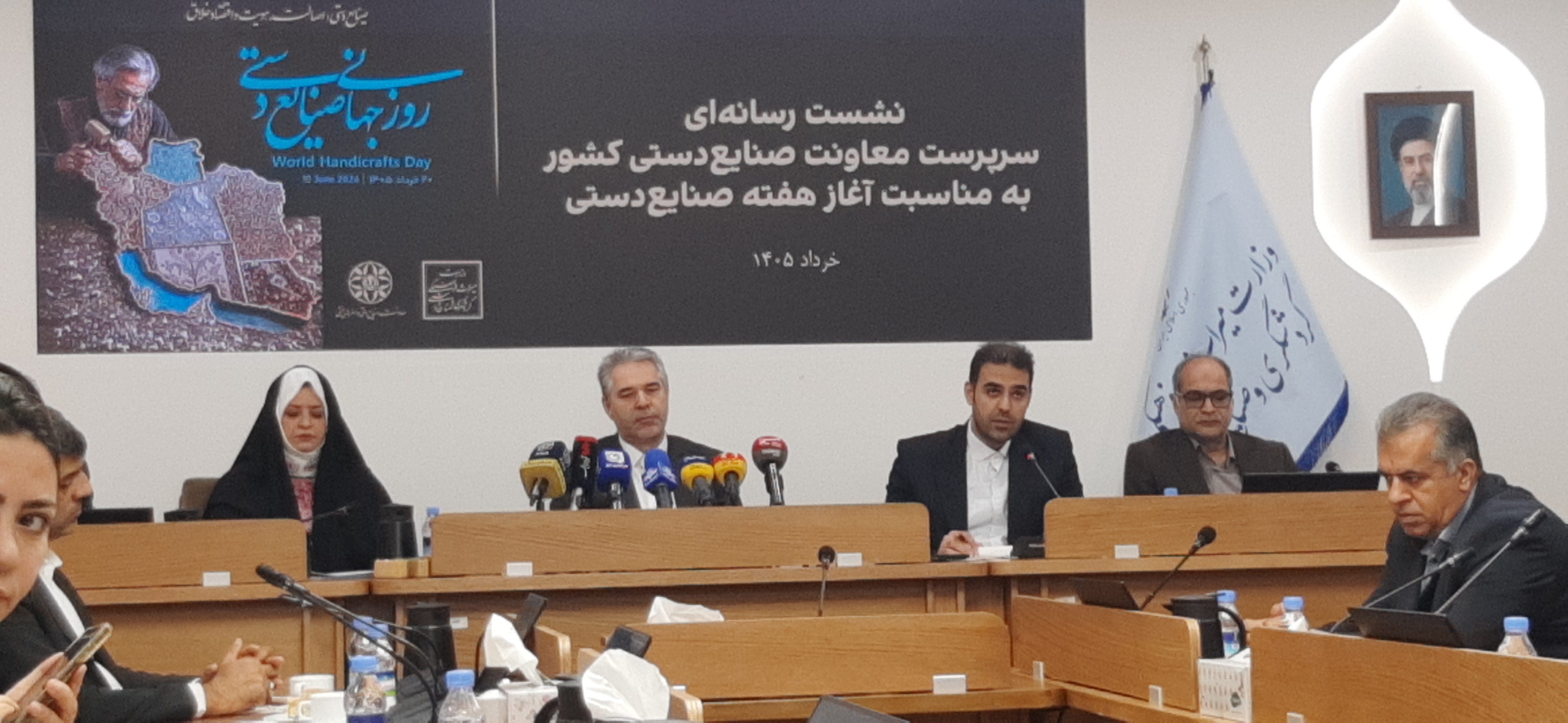 اختصاص ۱۲ همت تسهیلات به فعالان صنایعدستی/ انحلال پژوهشکده هنرهای سنتی را تکذیب میکنم