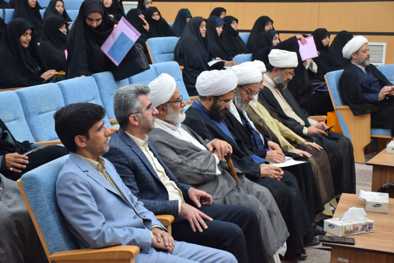 جوانان را از معارف اسلامی و اسلام ناب محمدی سیراب کنیم