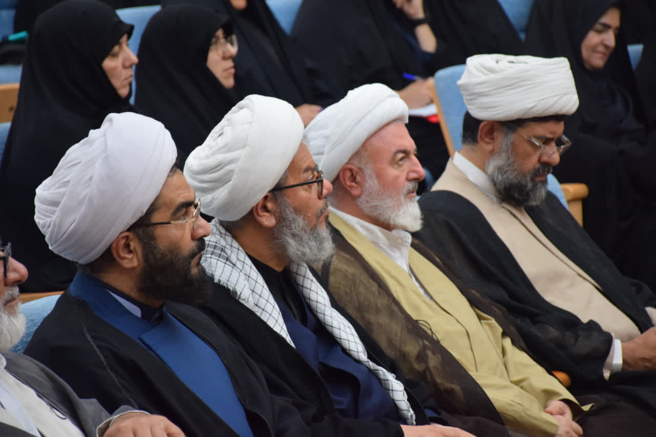 جوانان را از معارف اسلامی و اسلام ناب محمدی سیراب کنیم
