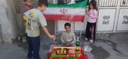تجلی میهن‌دوستی در قامت یک کودک؛ آیهان، کوچک‌ترین خادم محله در ارومیه