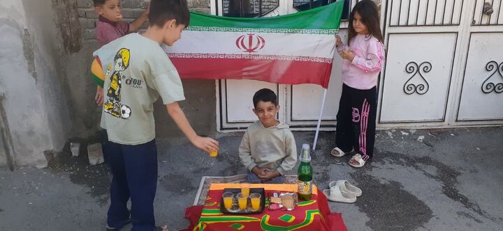 تجلی میهن‌دوستی در قامت یک کودک؛ آیهان، کوچک‌ترین خادم محله در ارومیه