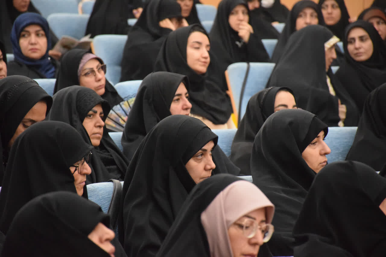 دشمن معارف اسلامی شیعی و انقلابی را هدف گرفته است