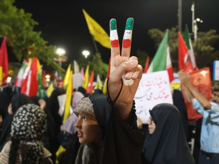 حماسه ولایتمداران اراک در میدان شهدا / تجدید میثاقی با آرمان‌های انقلاب و فرماندهی کل قوا