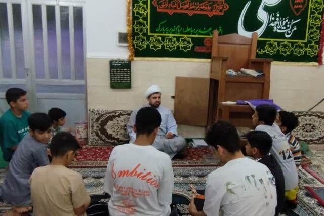 مسجد جامع آلوستان با همت نوجوانان برای عزای سیدالشهدا(ع) آماده شد