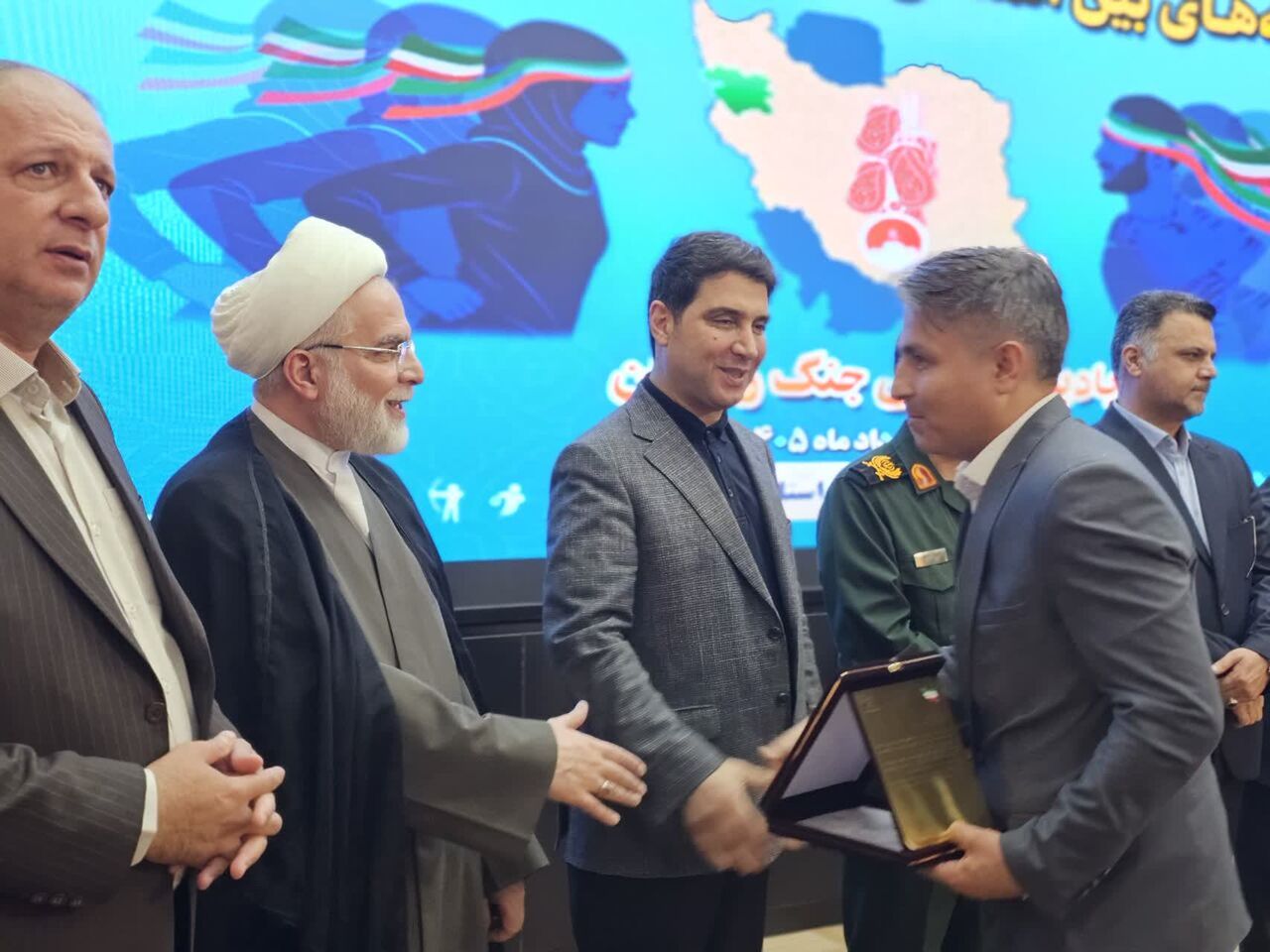از دغدغه معیشت قهرمانان تا وعده تکمیل پروژههای نیمهتمام ورزشی کردستان
