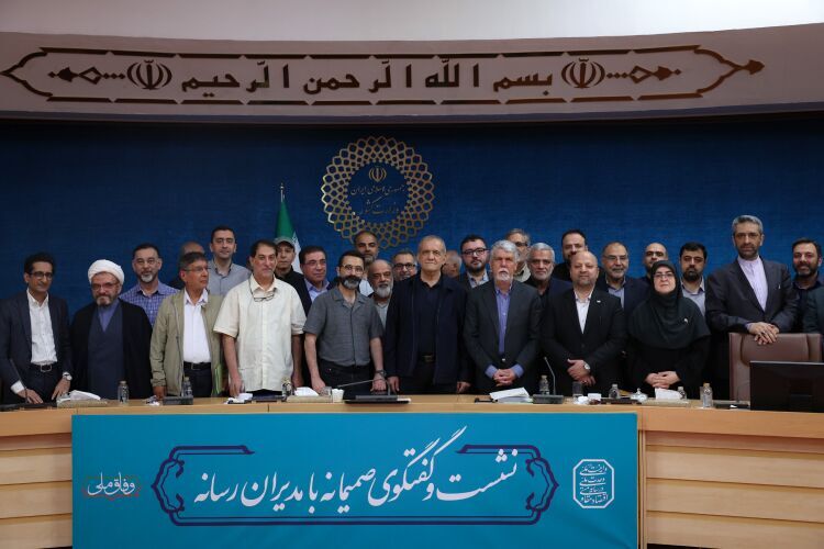 پزشکیان: باید بین نسل جوان با مساجد و ظرفیت‌های دینی پیوند موثر برقرار کنیم