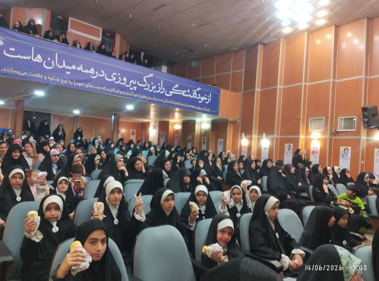 روایت دلدادگی به وطن در همایش «دختر ایران» اراک/ حضور پرشور دختران نوجوان مسجدی در میثاق با آرمانهای میهن