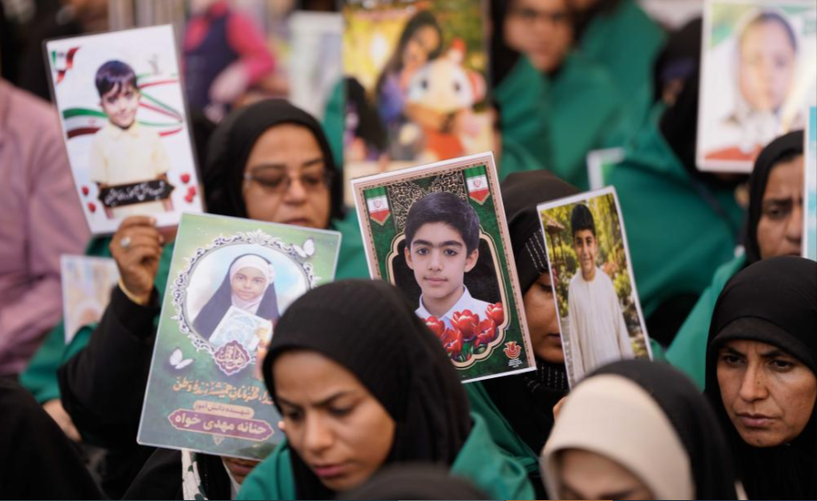 تشرف خانواده شهدای مدرسه «شجره طیبه» به حرم مطهر علوی