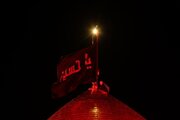 پرچم «سرخ» حرم امام حسین(ع) و حضرت عباس(ع) رنگ عزا گرفت + فیلم