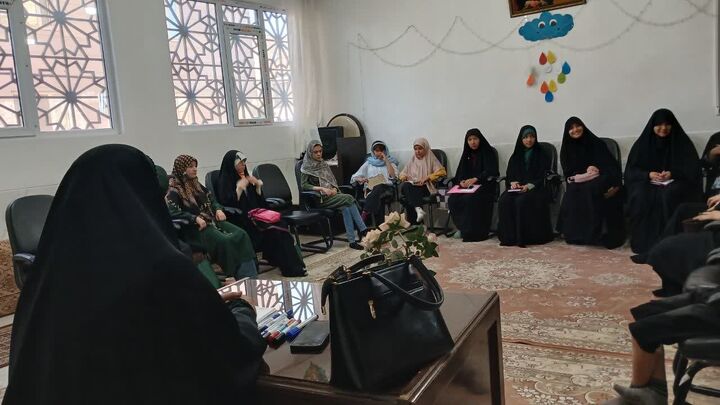 کارگاه «نسخه بیست خودت را بساز» با هدف توانمندسازی دختران در مسجد جلالی اراک برگزار شد