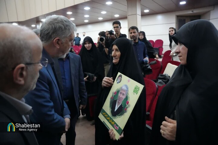 وزیر فرهنگ در میان خانواده‌های شهدای جنگ تحمیلی سوم لامرد حاضر شد