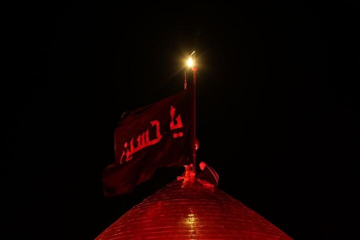 پرچم «سرخ» حرم امام حسین(ع) و حضرت عباس(ع) رنگ عزا گرفت + فیلم