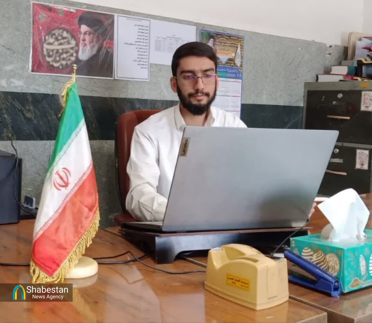 حافظ قرآن بیرجند در لباس خادمی مسجد حضرت ابوالفضل(ع) امیرآباد