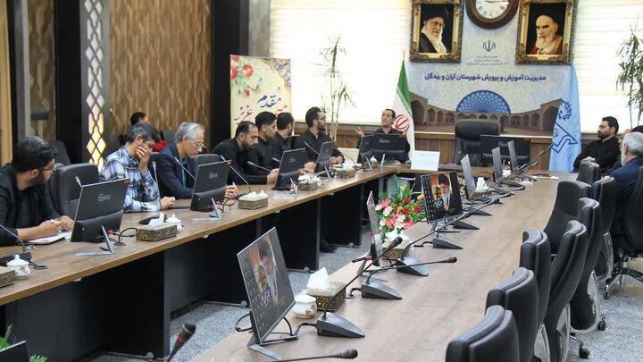 نشست هماهنگی همایش دانش‌آموزی «احلی من العسل» در آران و بیدگل