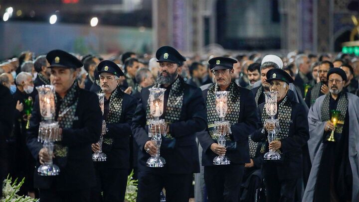آیین سنتی پیراهن‌برانگیزی عاشورا دربانان حرم مطهر رضوی