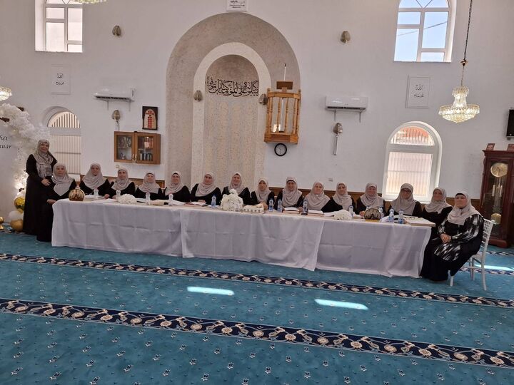 از مادربزرگ‌های قرآن‌آموز تا بانوی ۷۴ ساله؛ جشن ختم قرآن در شهر «مناره‌ها» ی کوزوو