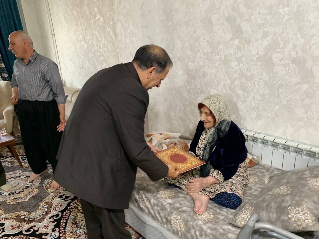 تجلیل از خانواده شهدا و جانبازان سنندج؛ تأکید بر تداوم خدمت‌رسانی به ایثارگران