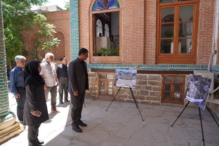 رونمایی از نمایشگاه عکس «ایستاده در غبار» در مدرسه هدایت ارومیه