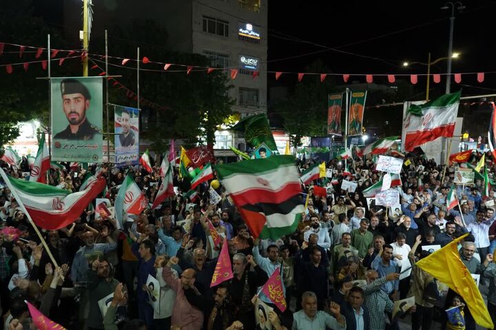 اهتزاز پرچم‌های سرخ انتقام در اجتماع مردم خرم‌آباد