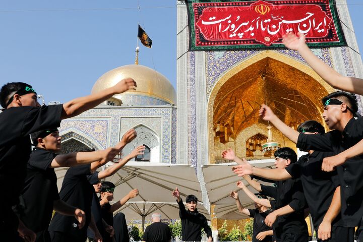 آیین‌های عزاداری زائران غیر ایرانی در حرم رضوی