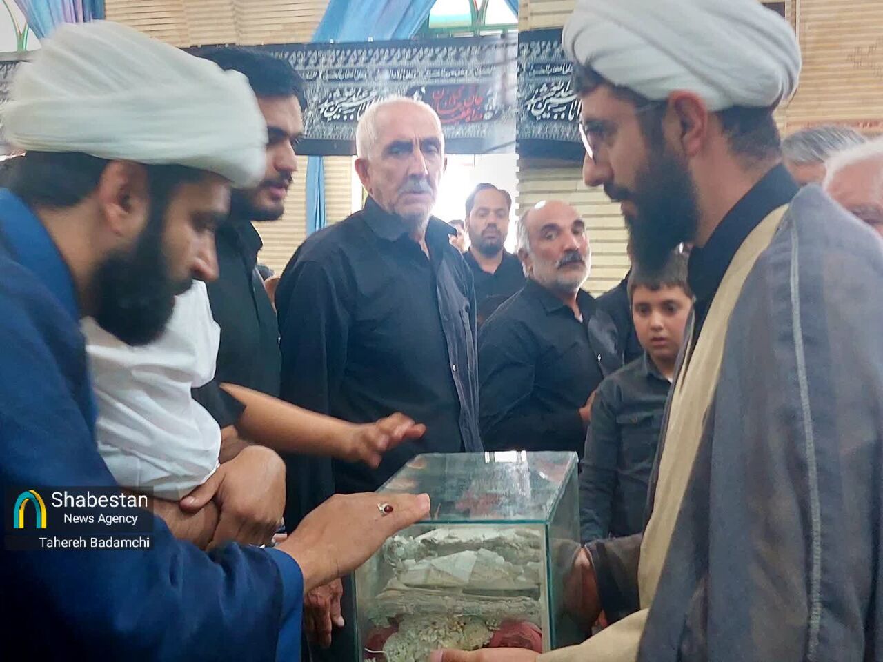 عطرِ ولایت بر مشام شیرخوارگانِ راین؛ وقتی قرآن بیت رهبری پناه علی‌اصغرهای انقلاب شد