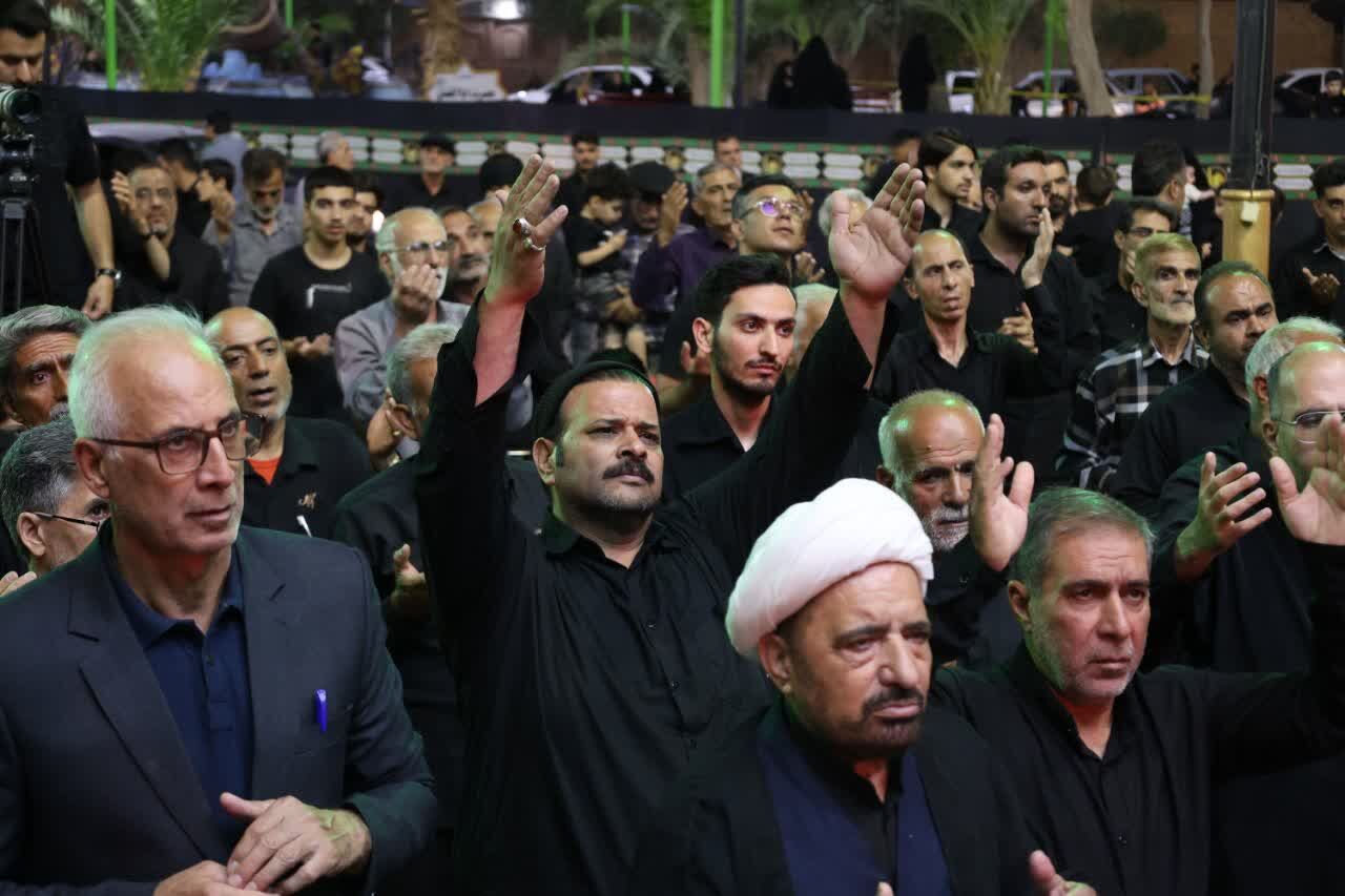 طنین فریاد «حمایت از مقاومت» در میدان حسینیه؛ تجدید میثاق هیئت حضرت اباالفضل(ع) دهنو با آرمانهای انقلاب و شهدا
