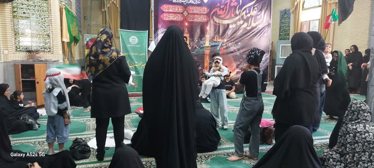تبیین فرهنگ عاشورایی از کودکی نهادینه شود/ یادبود شهید سه‌روزه اراکی در آغوش مادر