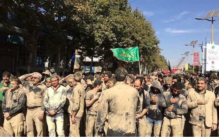 خاکی که مرثیه می‌خواند؛ گِل‌مالی زبان سوگ لُرستان در روز عاشورا